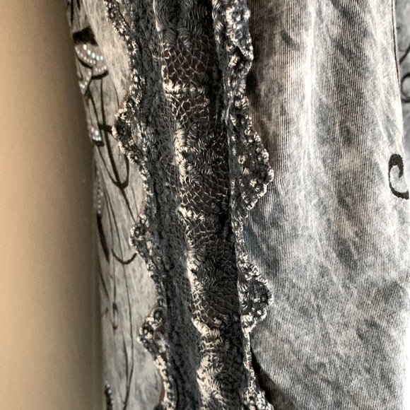 Beautiful š„DEAL cross/wing embellished top , black and gray , size L - Picture 4 of 7